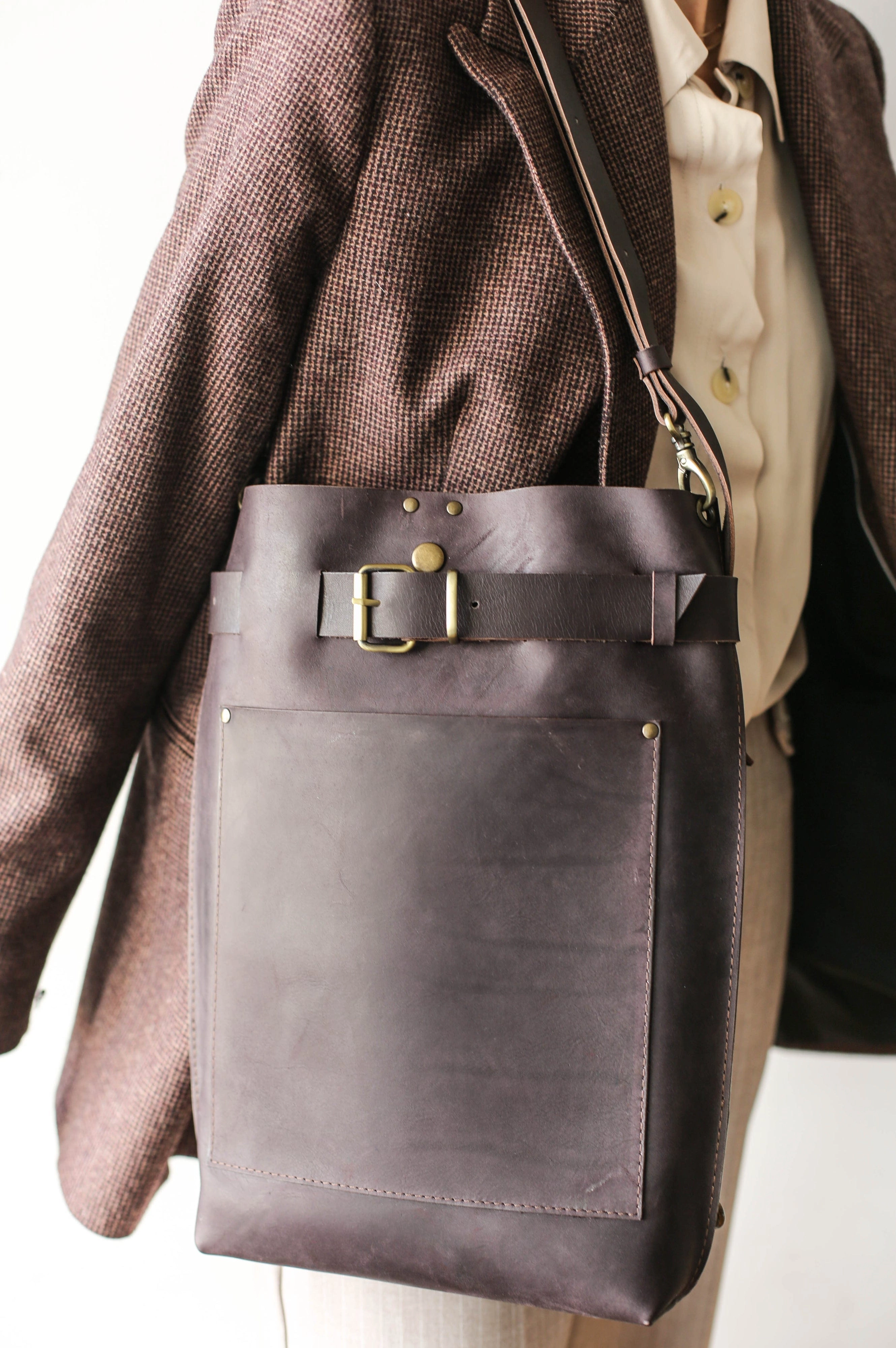 Grizzly Large Leather Bag w/Front Pocket