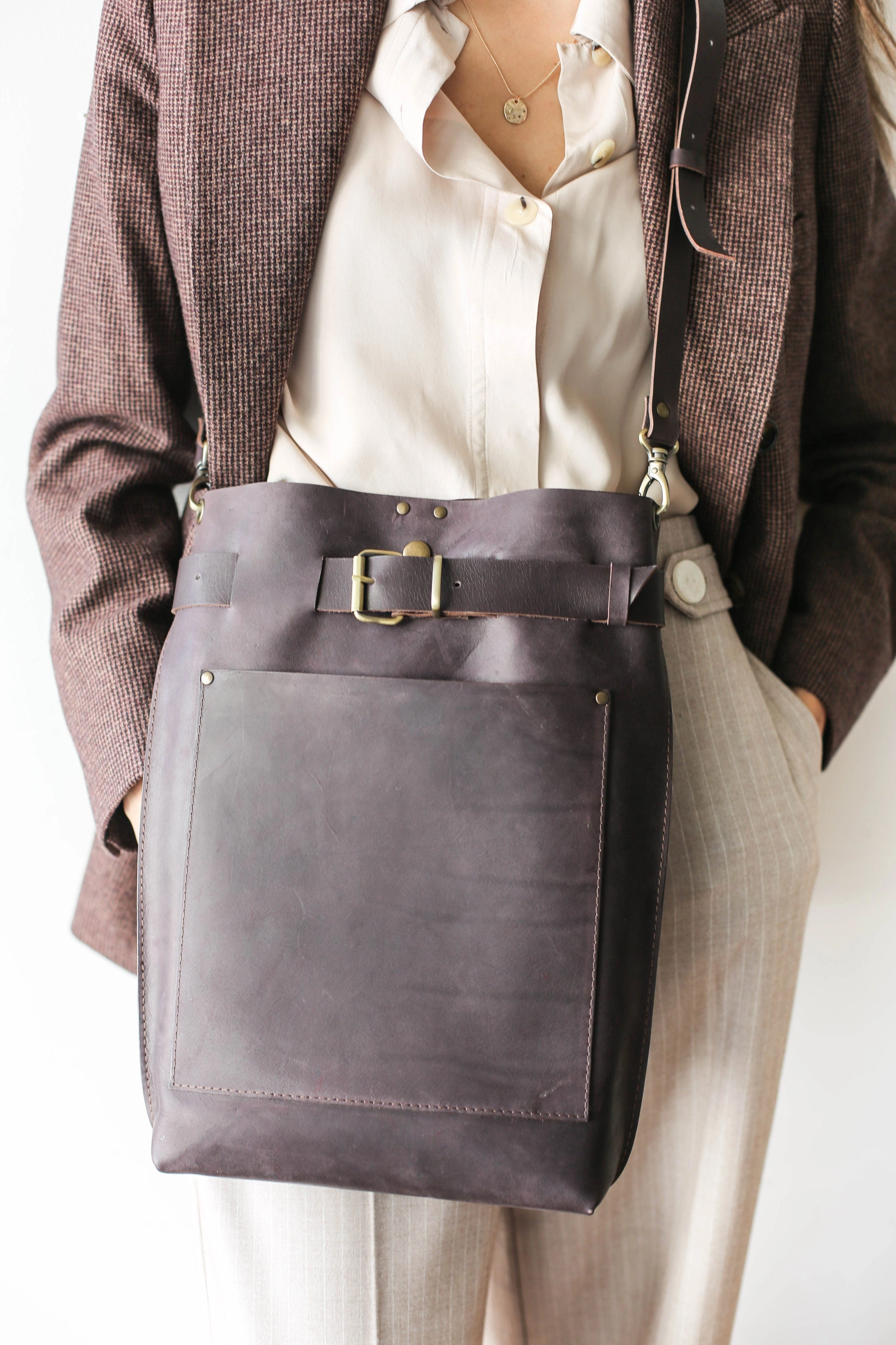 Grizzly Large Leather Bag w/Front Pocket