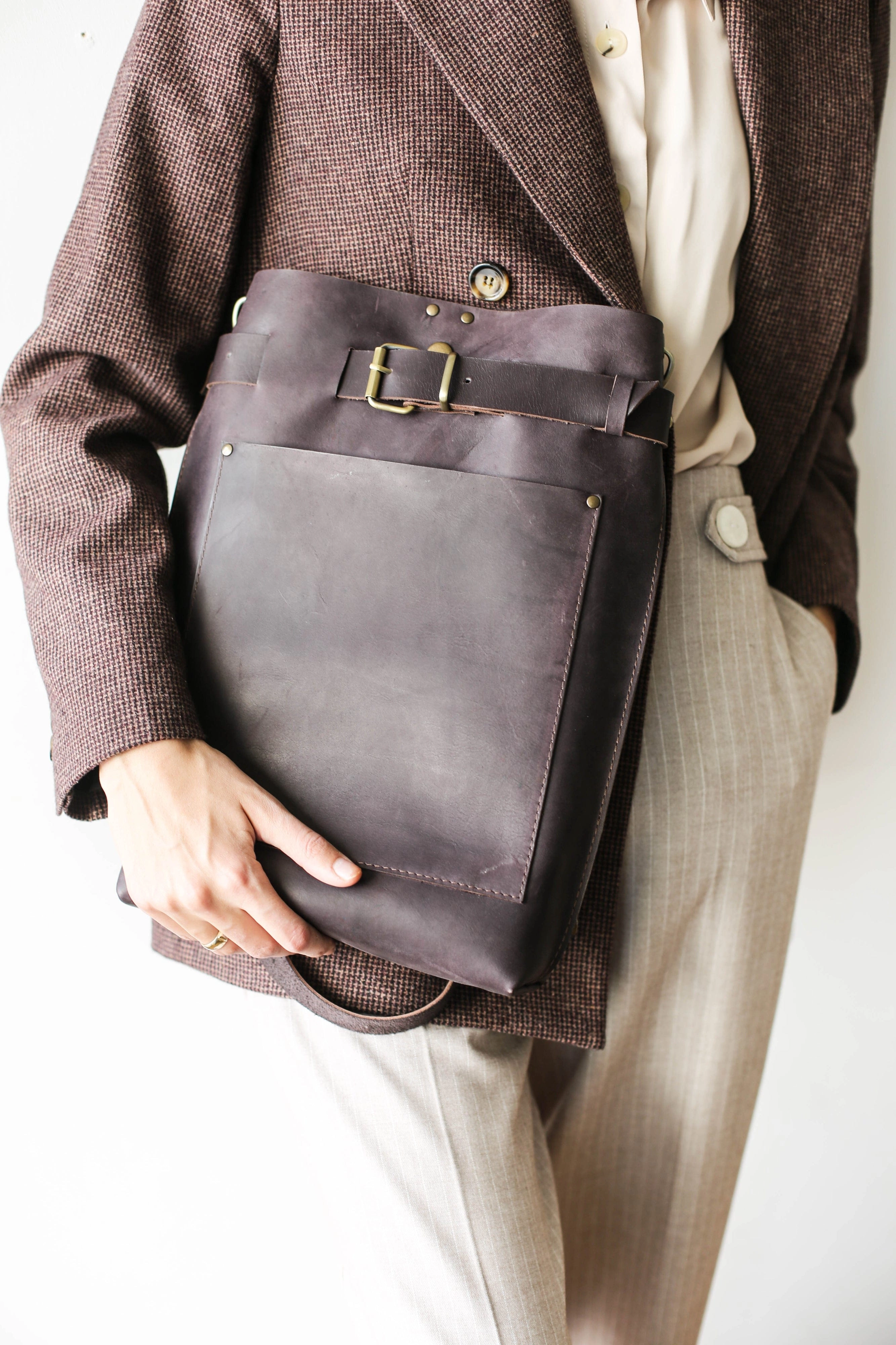 Grizzly Large Leather Bag w/Front Pocket