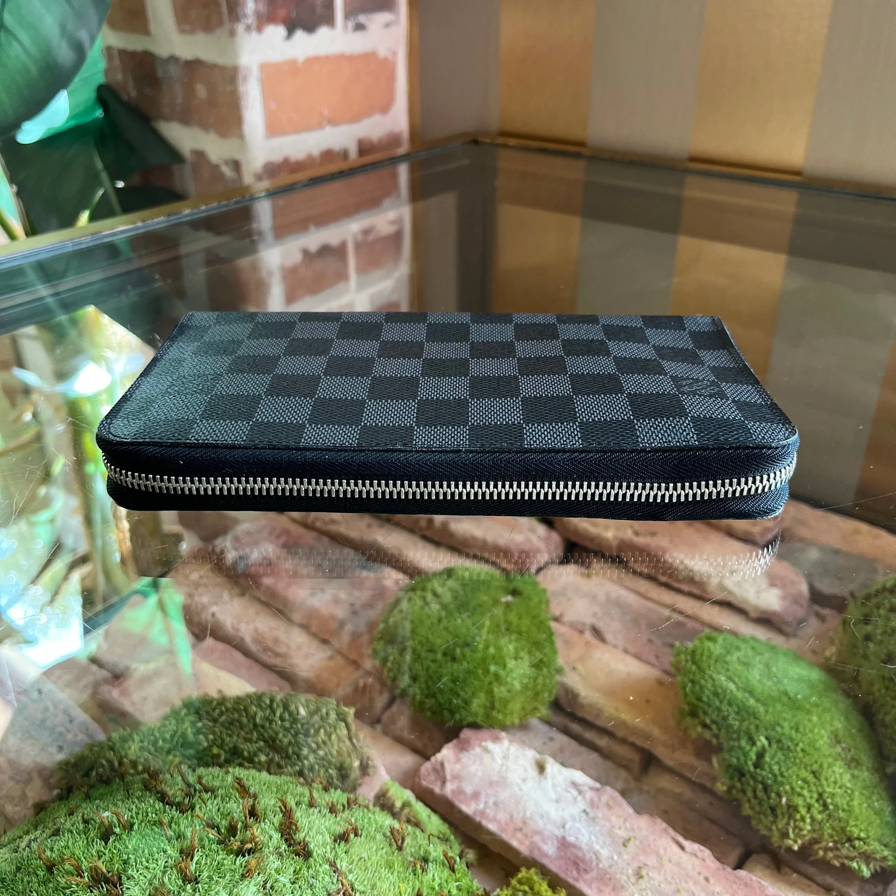 LOUIS VUITTON Damier Graphite Zippy Organizer Wallet