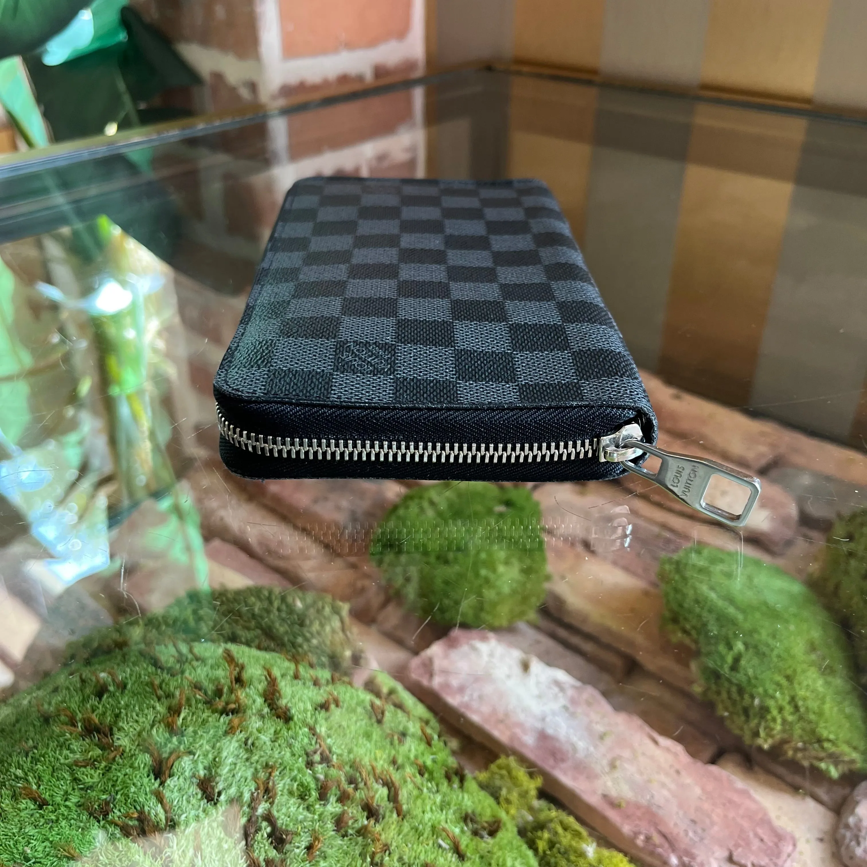 LOUIS VUITTON Damier Graphite Zippy Organizer Wallet