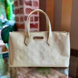 LOUIS VUITTON Wilshire Ivory Vernis PM Tote